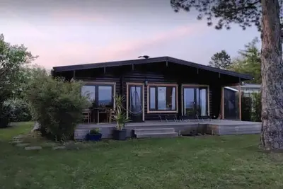 Image de Quiet wooden house on the edge of a field