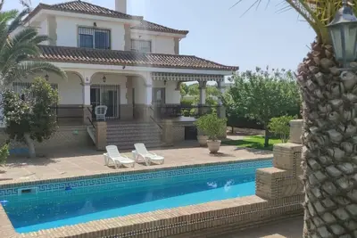 Image de Exclusive villa ideal for families and groups with private pool and subway parking.