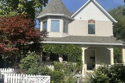 Image de Walkable private 2 bdrm suite w shared entry, kitchenette, bathroom