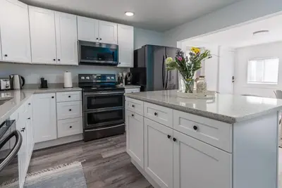 Image de Newly Remodeled Coastal Getaway