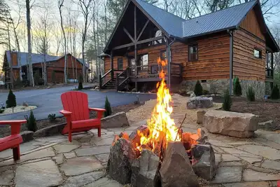 Image de Incredible firepit, luxurious cabin, indoor&outdoor fireplaces. Minutes to town.