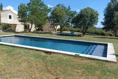 Image de La ferme des Seynières, au milieu des chênes truffiers et de la lavande