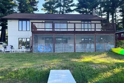 Image de Large Home on Crystal Clear Lake