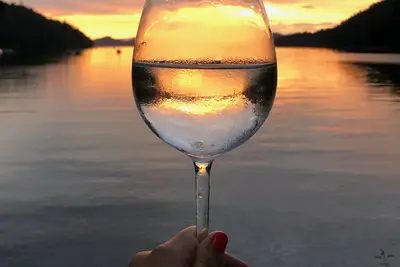 Image de Bella Haven on Saturna. . . . \nOceanfront Beach House. . . . \nPerfect Getaway for Two.