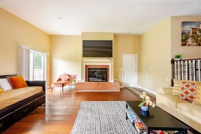 Image de Modern 4-bedroom house, Tv in bedroom, big fence yard, Pet stay free, Lighted yard