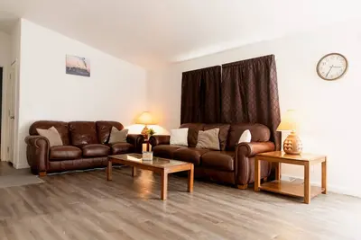 Image de Modern home with private yard, walking distance from downtown Chama