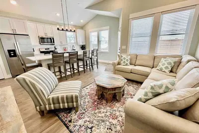 Image de Ocean Breeze: New Condo Steps to the Beach