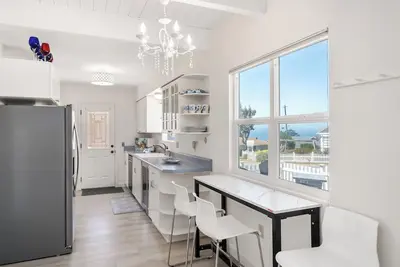 Image de Charming Home on the Hill with Ocean Views - two Queen beds and one full bed