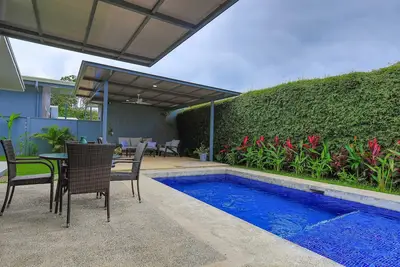 Image de New modern home with easy access to beaches, waterfalls and restaurants! ! !