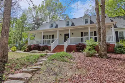 Image de Escape to Cozy Comfort: Your Perfect Retreat in Lexington, South Carolina!