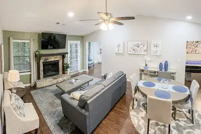 Image de New! King Bed - Near Atl - Huge Backyard W/Deck - Pets\n15% off between 1/1-1/31