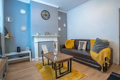 Image de 5 minutes from so many amenities, luxurious, newly refurbed, entire modern house