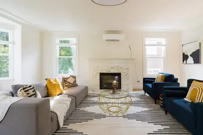 Image de Stroll to heart of Cap Hill from a Mini-mansion