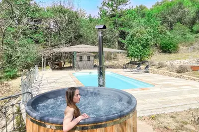Image de Double-gîte with jacuzzi, swimming pool and balneotherapy.