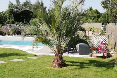 Image de Maison en ville avec jardin et piscine chauffée
