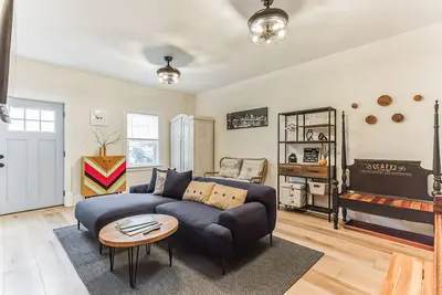 Image de Family Friendly Fun + Easy Walk to Main Street Center