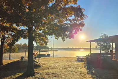 Image de Cute Twin Lakes house w/ huge deck, beach, ramp&dock, sleeps10- only 30 min to Okc