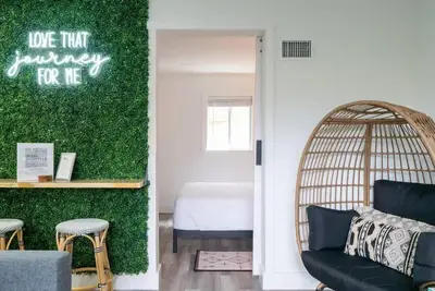 Image de Cozy Bohemian Condo with Pool by Barclé