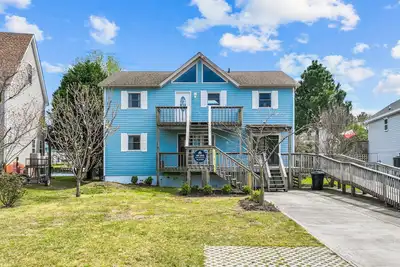 Image de Dog-friendly home with canal views, dock, kayaks, sunroom, deck, & firepit
