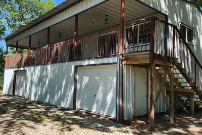 Image de The home is lakefront, perfect! From the roadside, it's nearly impossible to see