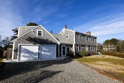 Image de Beautiful Chatham home. . . 3 minute walk to salt water ocean beach!