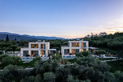 Image de 2 Brand New Lux Villas*12 Sleeps* 2 Heated SaltyPools