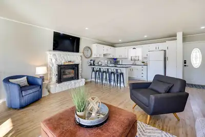 Image de Deck, Fire Pit & Grill: Lakefront Oklahoma Abode