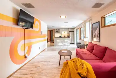 Image de Basement Apartment w/ Hot Tub & Bombshelter!