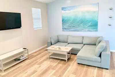 Image de Back House · Family Getaway | 1. 5 mi to Beach | 7mi to Legoland