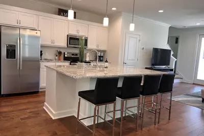 Image de Brand New Quiet Townhouse 3br 3. 5ba - 5 Mintues to Square and University