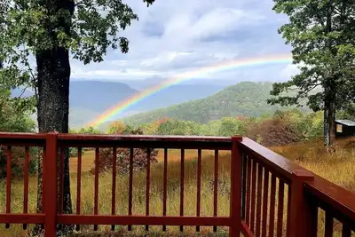 Eagle’s Nest Cabin- Cozy Cabin with Stunning Sunsets and Mountain Views!
