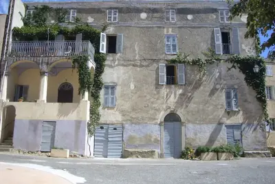 coin de paradis corse dans un village typique