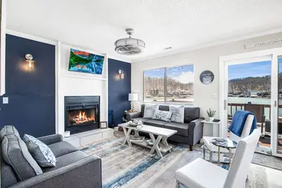 Image de Large Private Dock, Redecorated home, Quiet area to float, Lake Front, Lots of things to do nearby!