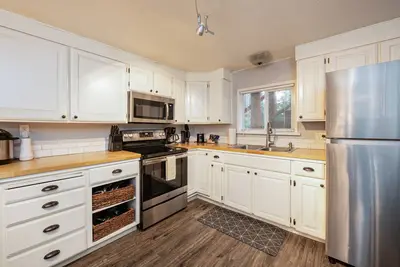 Image de Woodland home with hot tub & fireplace - around the corner from beach path