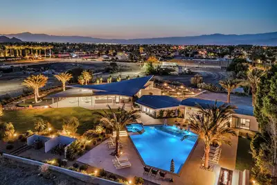 Image de Walk to Coachella! Sleeps 16+, Mountain views - with pool & spa, Private 2-acres