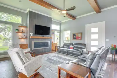 Image de Gorgeous Granbury Lake House w/ Hot Tub & Dock!