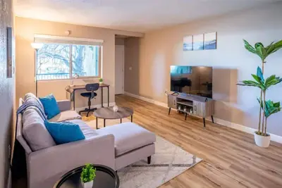 Image de Updated 2 Bed Apt in Midtown | Washer/Dryer | Pool