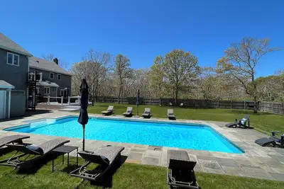 Image de Spacious home for entertaining, centrally located to beach, ferry, and airport.