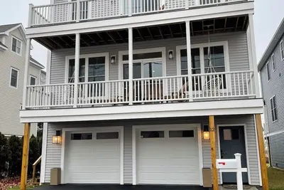 Image de Brand new house with water views just steps from beach!