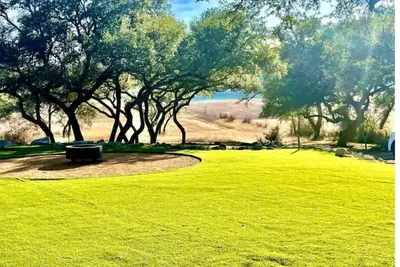 Image de New Mid-Century Waterfront Escape on Lake Travis w/Pickleball court and 4 acres!