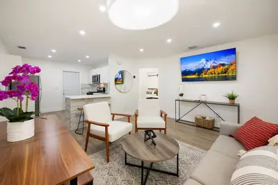 Image de 3br Smart home, close to airport, Fast WiFi, Free private parking, Patio & Grill