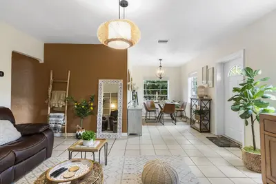 Image de Your stylish 3-bedroom private home designed for travelers who love comfort, design, and outdoor living. Curated boho interiors meet modern amenities, creating a serene yet vibrant retreat.