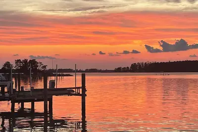 Image de Waterfront Fishing Creek Cottage with Guesthouse Pier-Kayaks-Fire Pit