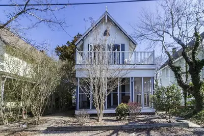 Image de Pet Friendly Classic Victorian Across from Dunes and Beach