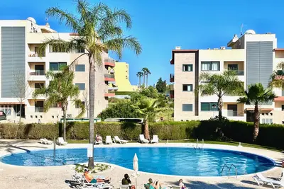 Image de Spacious 3-bedroom apartment with private pool - next to Lagos Marina