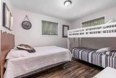 Image de Peaceful lakeside paradise on desirable Peter Lake