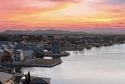 Image de Wake Haus- Beautiful waterfront views, heated private pool, & boat lift.