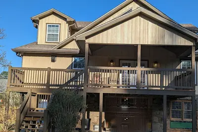 Image de Affordable Rustic Modern Family Home-5 minutes to Town! !