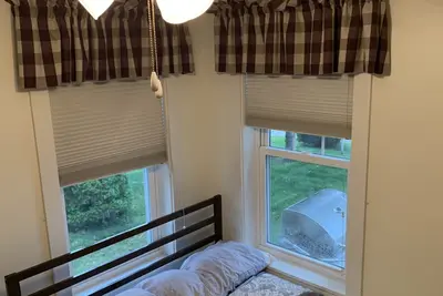 Image de Cozy Lake front cottage with dock. Great fishing, boating, etc!