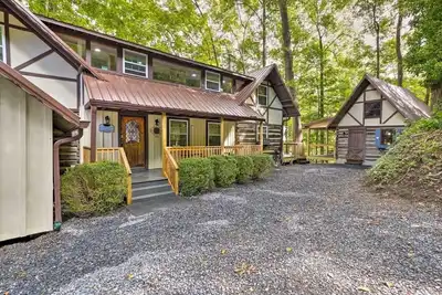 Image de 2 Cabins with Lakefront Dock on Lake Nantahala: Hot Tub, Game Room, Pet-Friendly